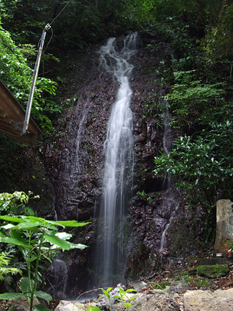 駿河区小坂　翡翠の滝