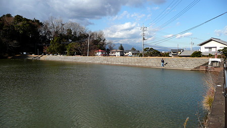 東側から見た城池北側