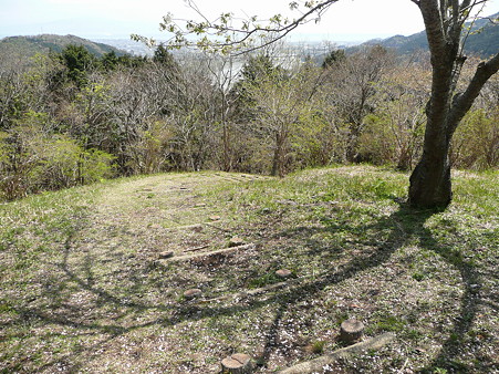 明星山山頂から東へ降りる階段