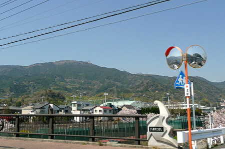 玉鉾橋から眺める浜石岳