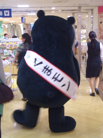 くまモンーフロア移動中