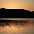 日暮れの山上の湖