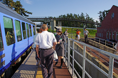 女性駅長がお出迎え