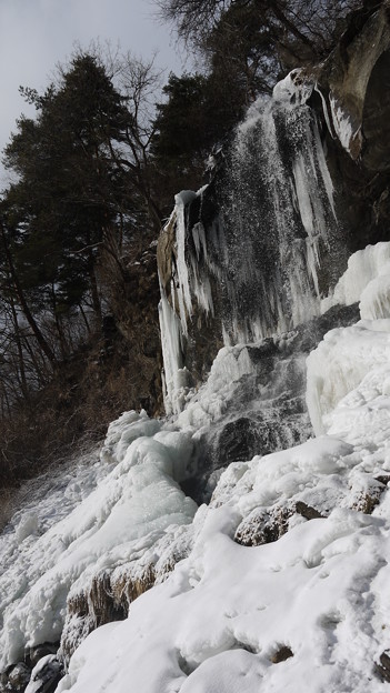 横谷峡谷　乙女滝　凍った滝に水しぶき