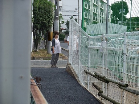 お散歩に行ってもらい影からこっそり見送る