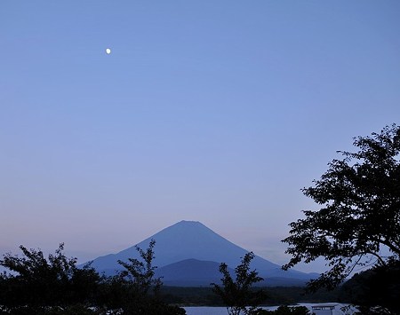 月と精進湖1