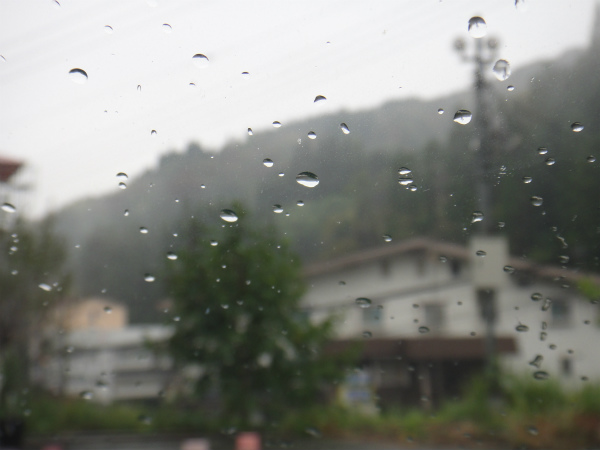 出発時点から雨に降られる