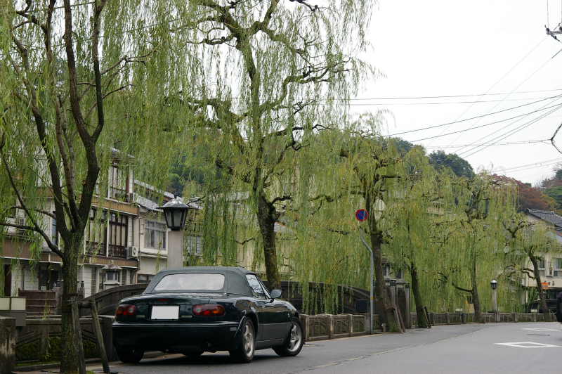 風情のある川沿いの柳並木とEUNOS Roadster