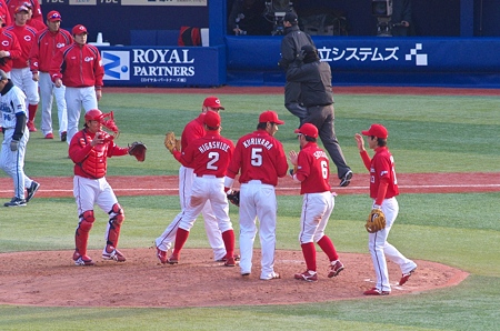 勝利を喜ぶ広島ナイン